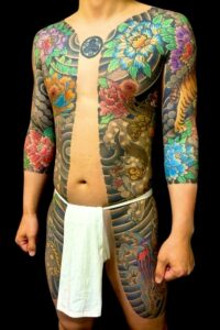 唐獅子・麒麟・虎・牡丹散らし・家紋(胸割り七分袖)の刺青、和彫り(Japanese Tattoo・タトゥー)の画像