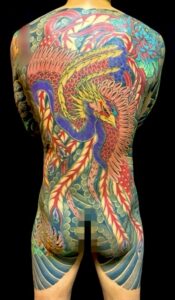 鳳凰・菊散らし(額彫り)の刺青、和彫り(Japanese Tattoo・タトゥー)の画像