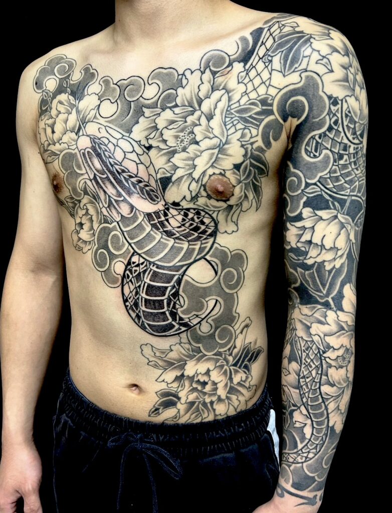 蛇・牡丹・梵字(額彫り)の刺青、和彫り(Japanese Tattoo・タトゥー)の画像