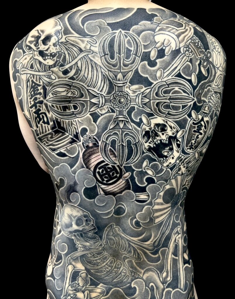 骸骨・密教法具・縁起物尽くしの刺青、和彫り(Japanese Tattoo・タトゥー)の画像