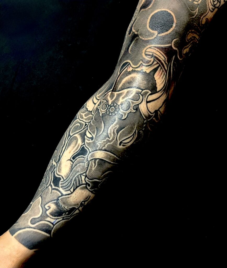 水牛(額彫り長袖)の刺青、和彫り(Japanese Tattoo・タトゥー)の画像