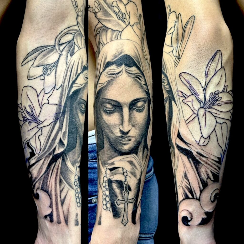 聖母マリア・ロザリオ・百合のワンポイントTattoo(タトゥー)の画像