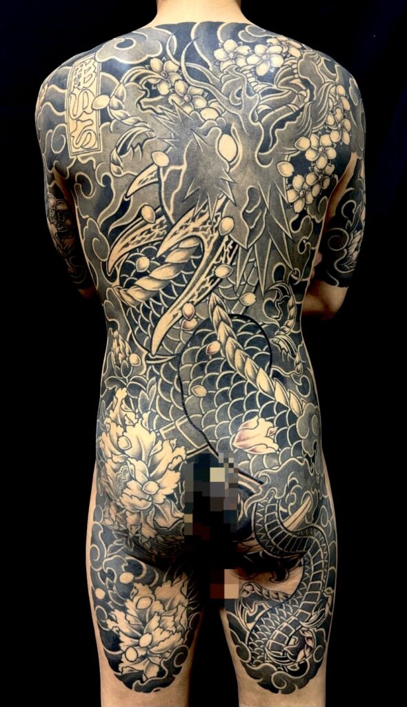 昇龍・桜花・牡丹散らし(額彫り)の刺青、和彫り(Japanese Tattoo・タトゥー)の画像