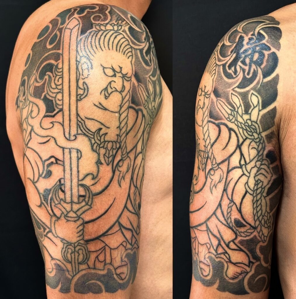 不動明王・漢字(五分袖)の刺青、和彫り(Japanese Tattoo・タトゥー)の画像