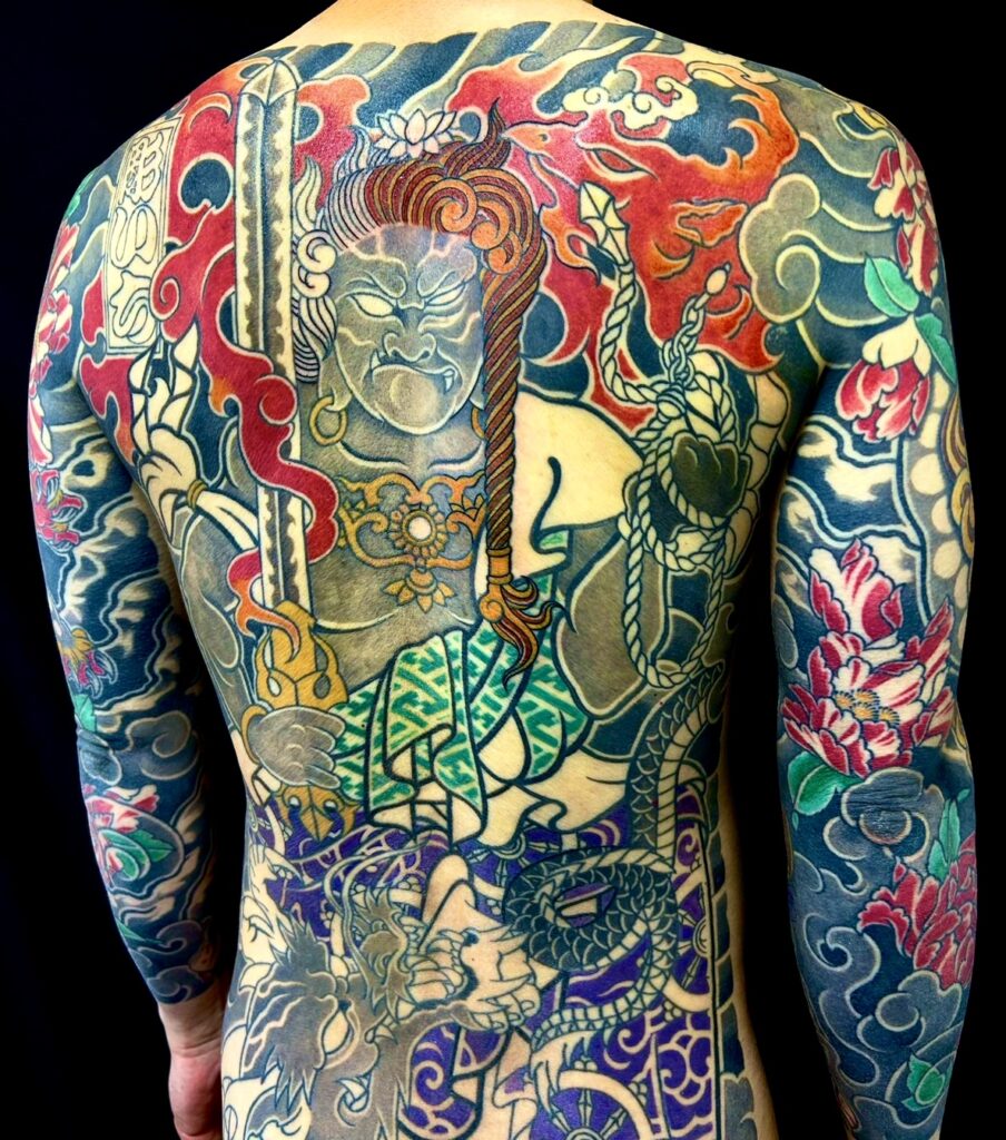 不動明王・迦楼羅炎・龍・唐獅子・牡丹(額彫り)の刺青、和彫り(Japanese Tattoo・タトゥー)の画像