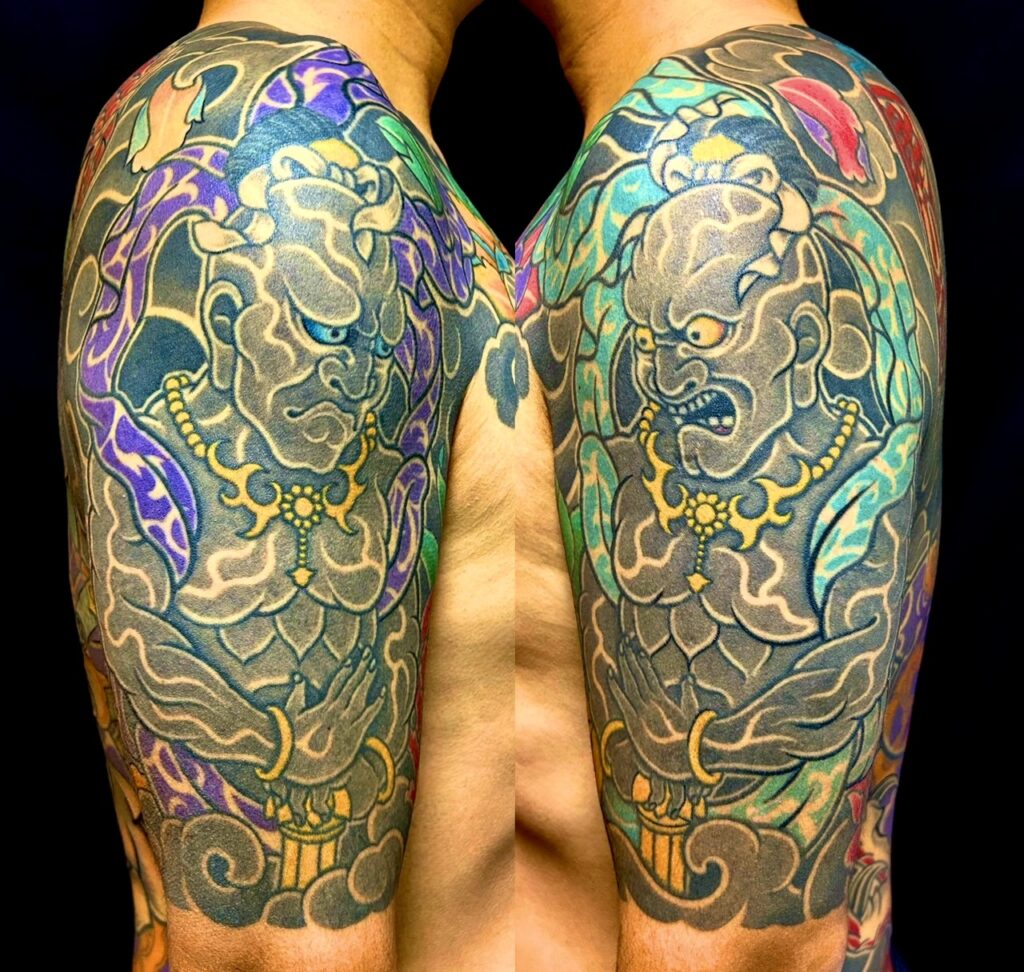 仁王・牡丹・梵字・漢字(額彫り五分袖)の刺青、和彫り(Japanese Tattoo・タトゥー)の画像