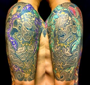 仁王・牡丹・梵字・漢字(額彫り五分袖)の刺青、和彫り(Japanese Tattoo・タトゥー)の画像