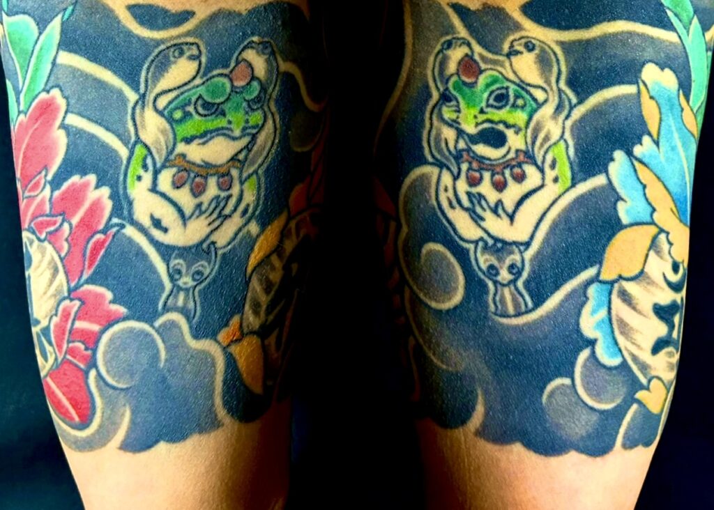 仁王・牡丹・梵字・漢字・蛙(額彫り五分袖)の刺青、和彫り(Japanese Tattoo・タトゥー)の画像