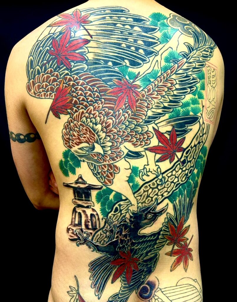 鷹・烏・松・紅葉・庭(背中抜き彫り)の刺青、和彫り(Japanese Tattoo・タトゥー)の画像