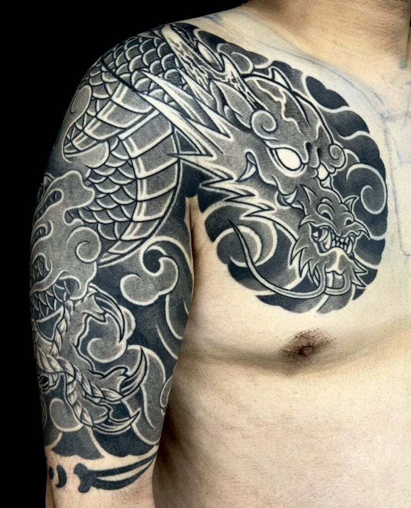 吽形の龍・梵字(額彫り五分袖)の刺青、和彫り(Japanese Tattoo・タトゥー)の画像