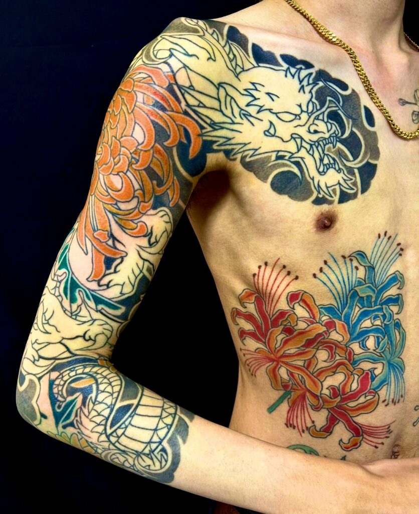 龍・菊・彼岸花(額彫り七分袖)の刺青、和彫り(Japanese Tattoo・タトゥー)の画像