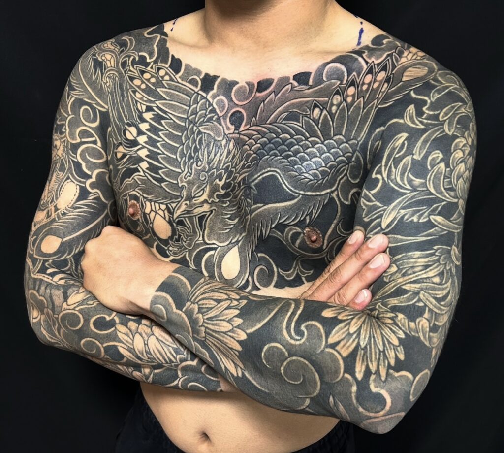 鳳凰・菊散らし・カバーアップの刺青、和彫り(Japanese Tattoo・タトゥー)の画像