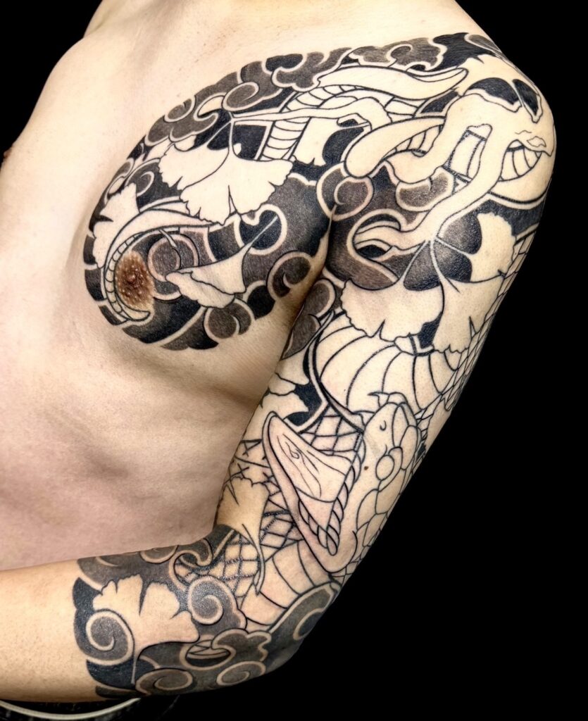 蛇・イチョウ(額彫り七分袖)のタトゥー・刺青・和彫画像