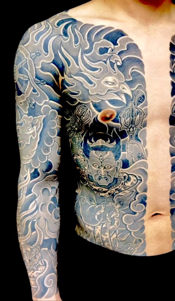 軍荼利明王・迦楼羅炎・密教法具(胸割り長袖)のタトゥー・刺青・和彫画像