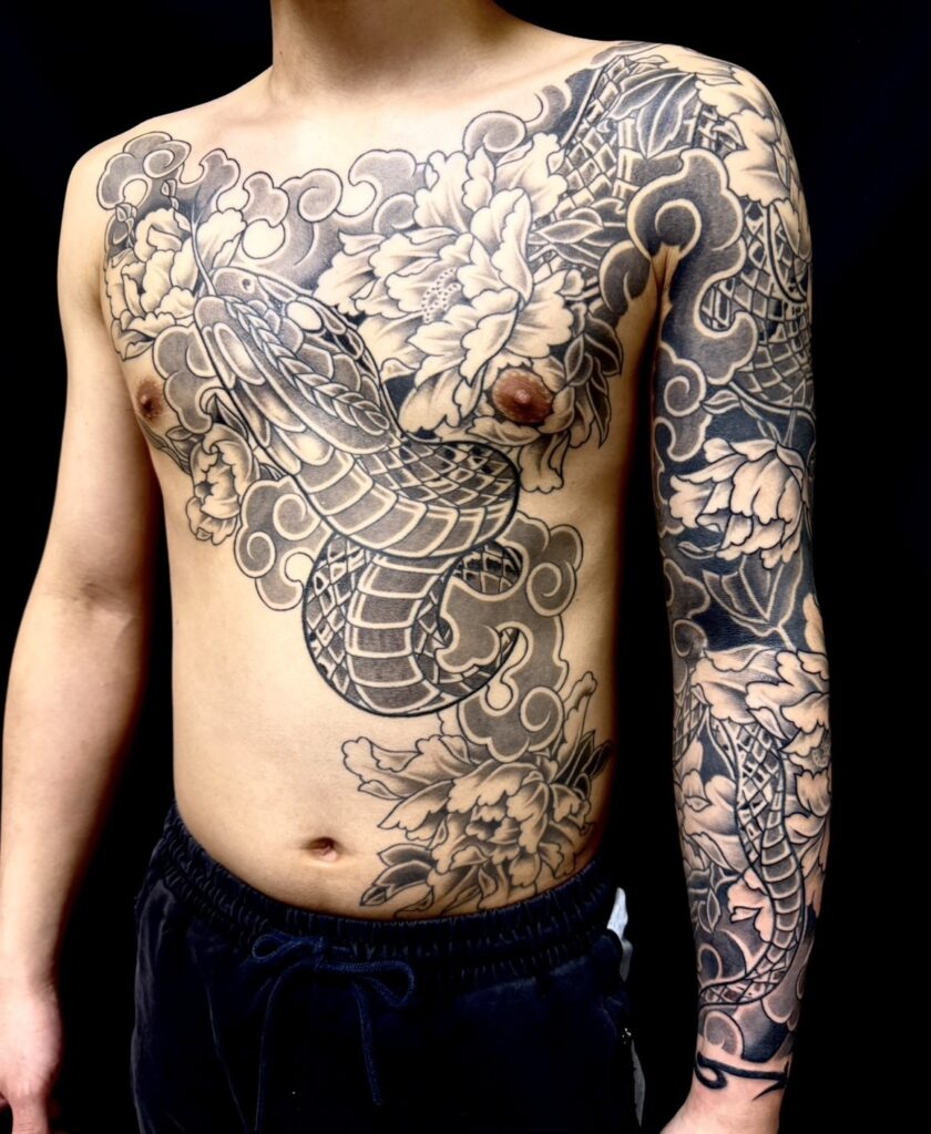 蛇・牡丹散らし・梵字のタトゥー・刺青・和彫画像