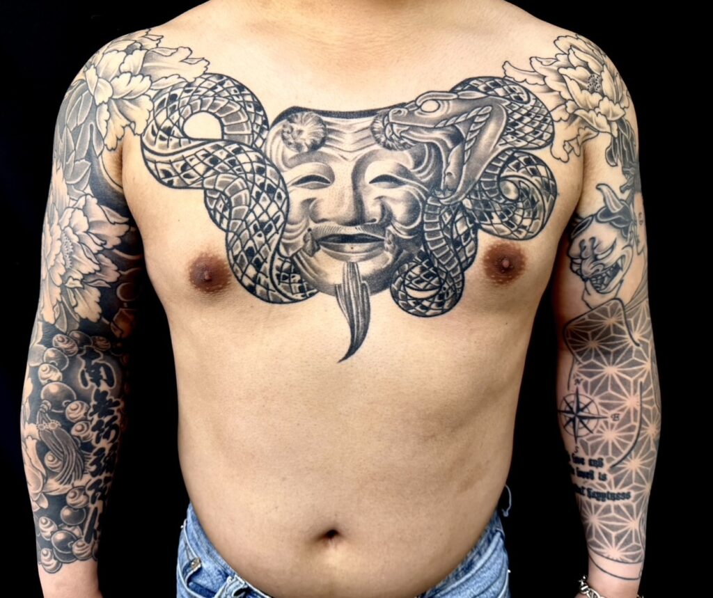 翁・蛇・花魁・牡丹散らし・数珠・カバーアップのタトゥー・刺青・和彫画像