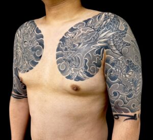 阿吽の龍・梵字(額彫り五分袖)のタトゥー・刺青・和彫画像