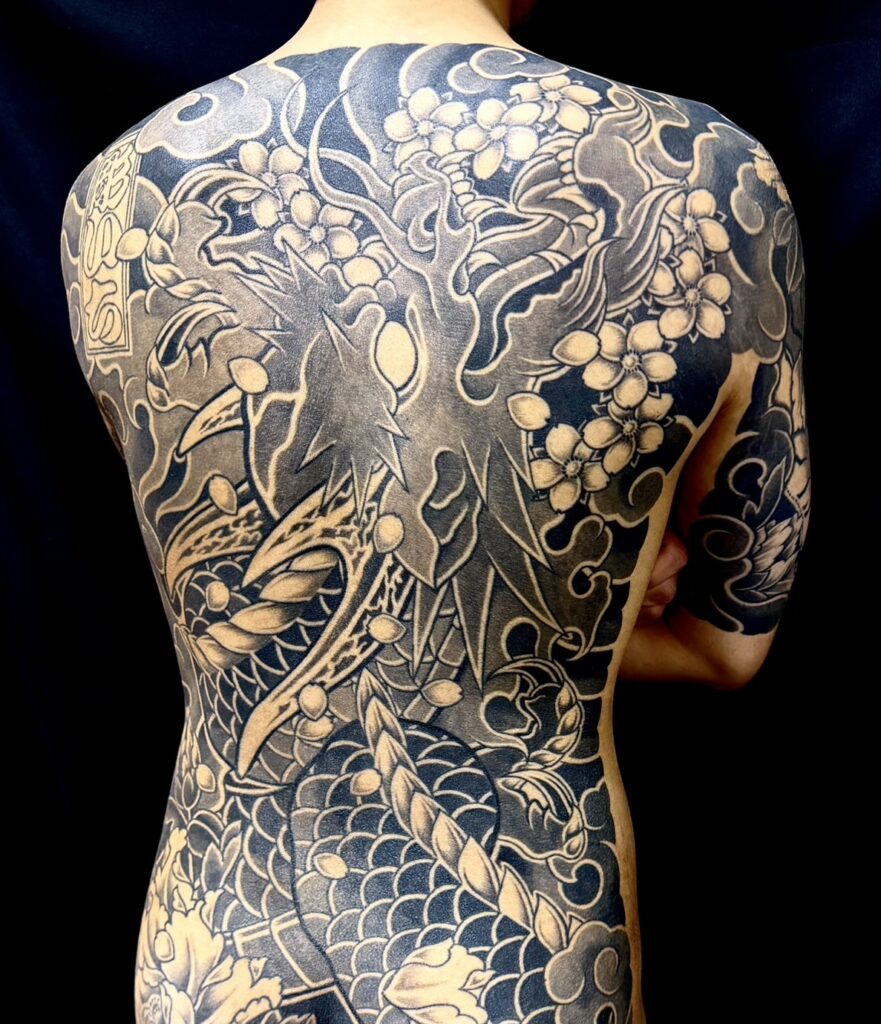 昇龍・牡丹・桜花(額彫り)のタトゥー・刺青・和彫画像