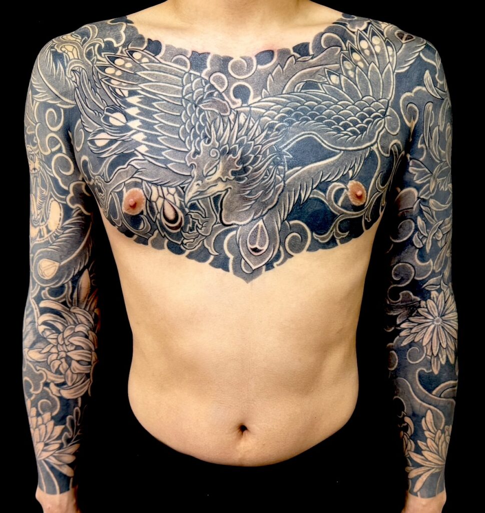 鳳凰・虎・菊散らし・カバーアップ(額彫り長袖)のタトゥー・刺青・和彫画像