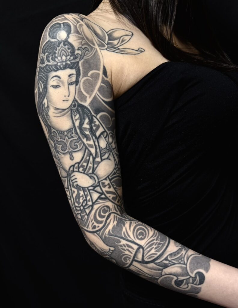 普賢菩薩・蓮の花(額彫り七分袖)のタトゥー・刺青・和彫画像