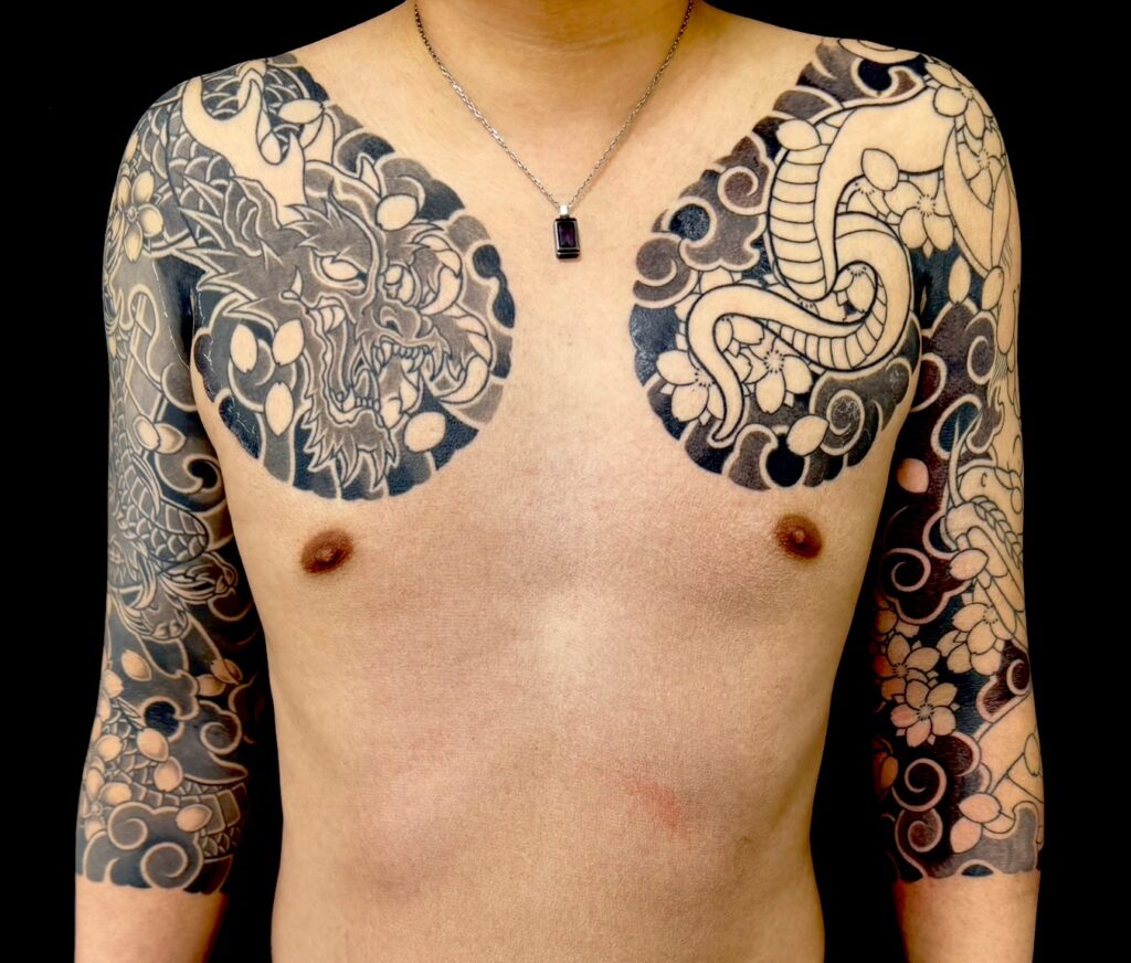 龍・蛇・般若・桜花(額彫り七分袖)のタトゥー・刺青・和彫画像