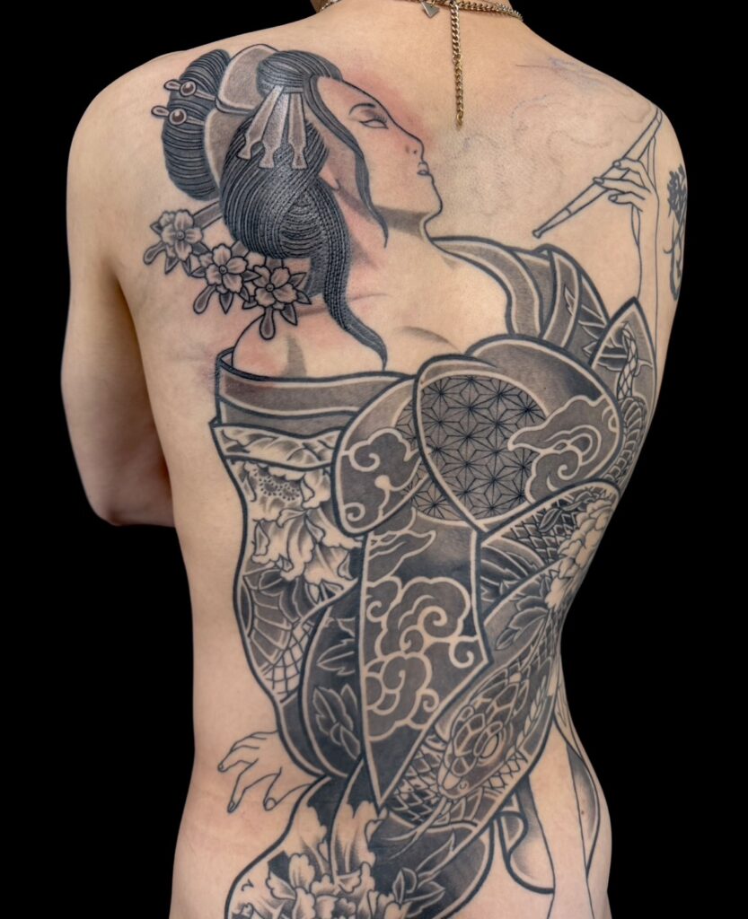 花魁・蛇・牡丹(背中抜き彫り)のタトゥー・刺青・和彫画像