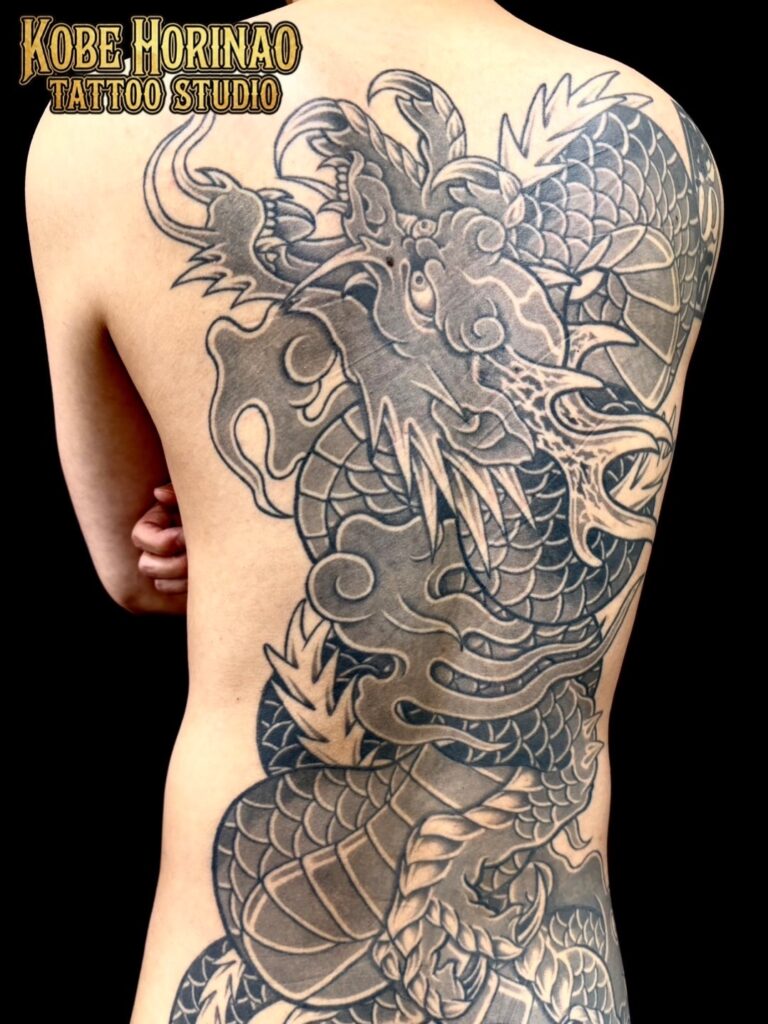 一匹昇龍(背中抜き彫り)のタトゥー・刺青・和彫画像