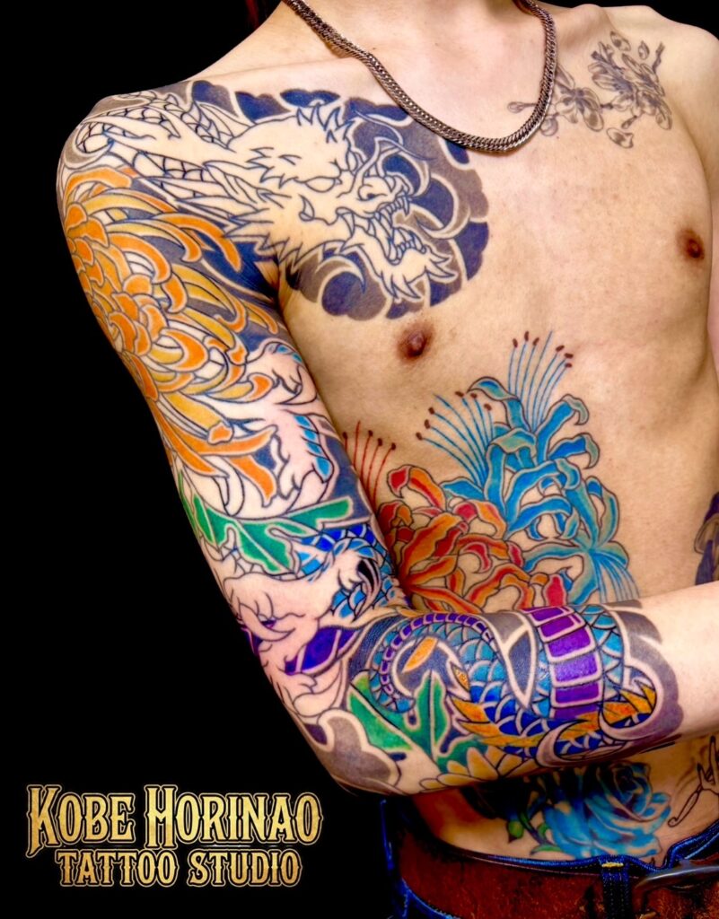 龍・菊・彼岸花(額彫り七分袖)のタトゥー・刺青・和彫画像