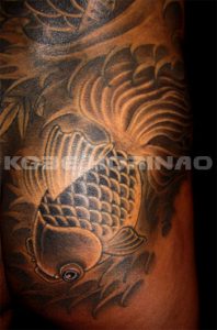 登り鯉と紅葉と出目金の刺青、和彫り(Japanese Tattoo)画像