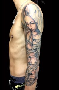 聖母マリア・懐中時計・クロス・百合・レタリング (ブラック&グレー)のTattoo(タトゥー)、洋彫り画像