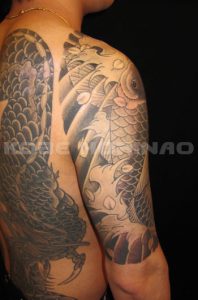 登り鯉と桜散らしの刺青、和彫り(Japanese Tattoo)画像