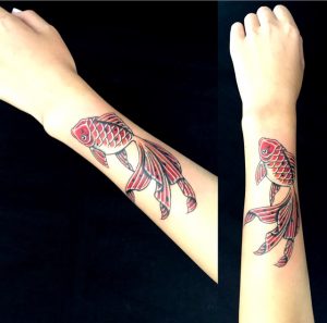 金魚のワンポイントの刺青、和彫り(Japanese Tattoo)画像