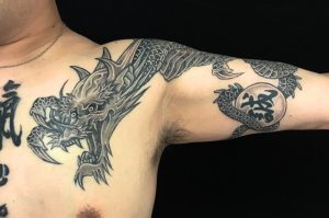 龍・水晶・漢字の刺青、和彫り(Japanese Tattoo)の画像です。