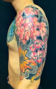 薔薇・寒緋桜・金盞花・五分袖の刺青、和彫り(Japanese Tattoo)画像です。