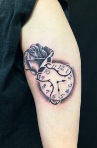 時計・薔薇のワンポイントTattoo(タトゥー)の画像