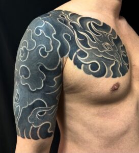 迦楼羅炎・カバーアップ・五分袖の刺青、和彫り(Japanese Tattoo・タトゥー)の画像