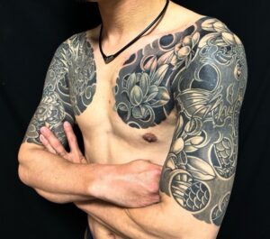 登龍門・蓮散らし・カバーアップの刺青、和彫り(Japanese Tattoo・タトゥー)の画像