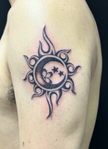 太陽・月のワンポイントTattoo(タトゥー)の画像