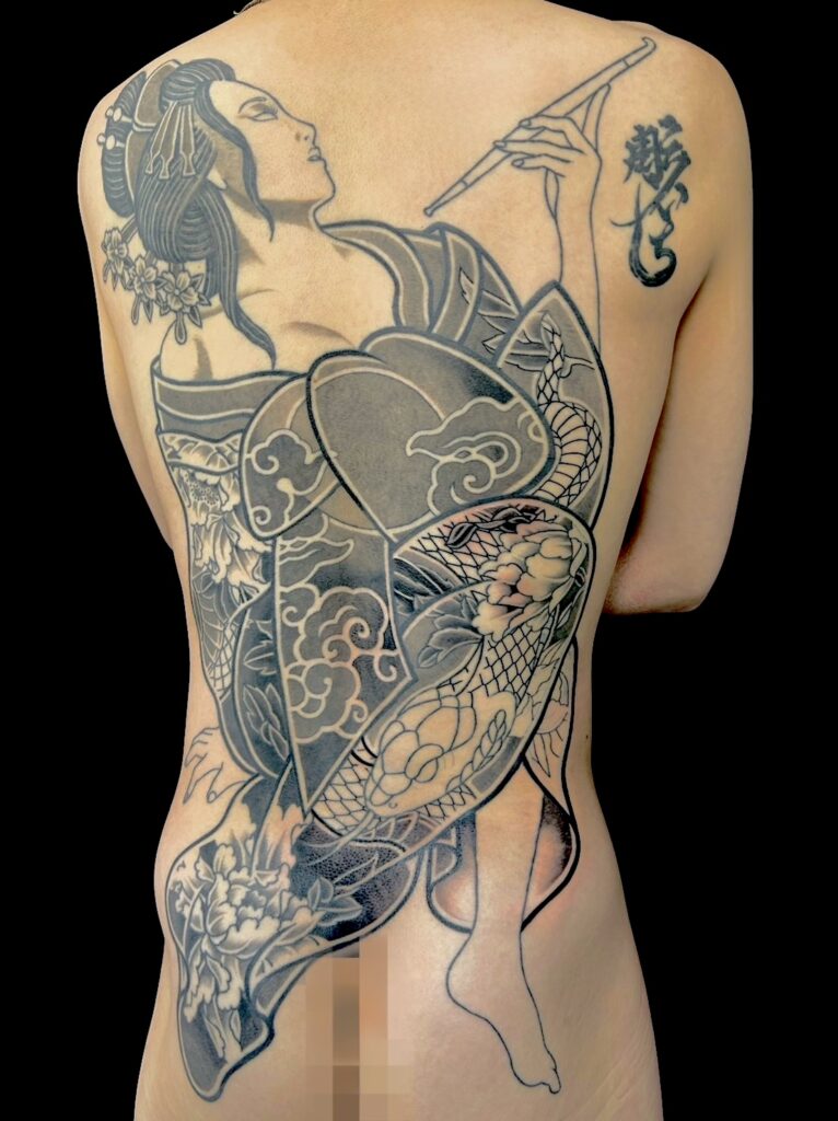 花魁(背中抜き彫り)の刺青、和彫り(Japanese Tattoo・タトゥー)の画像